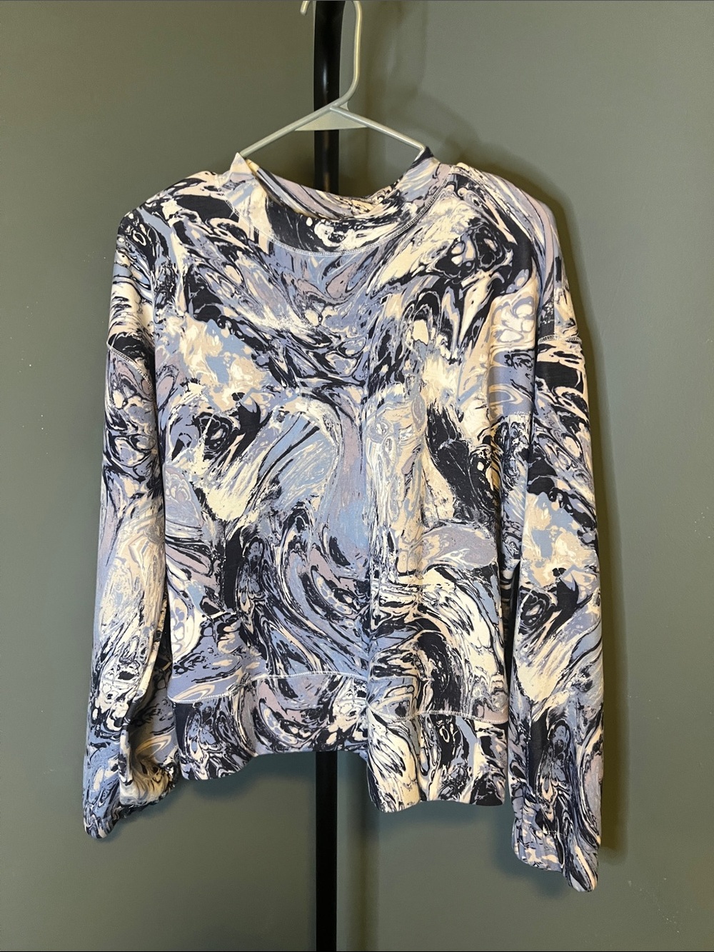 Cable & Gauge Marble-Swash Crewneck Sweatshirt in Blue, White & Black